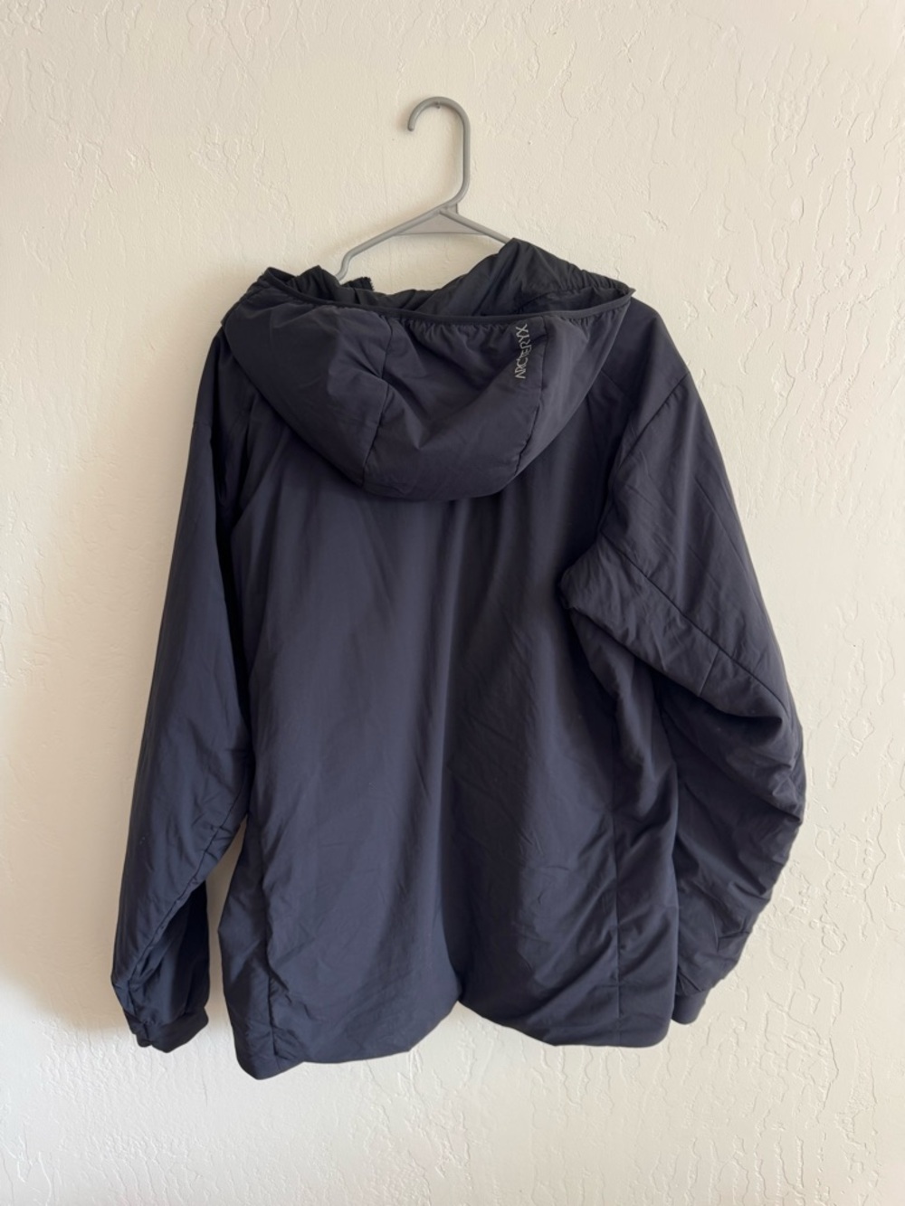 Arc'teryx Men's Black Proton Hooded Insulated Jacket - Picture 2 of 5